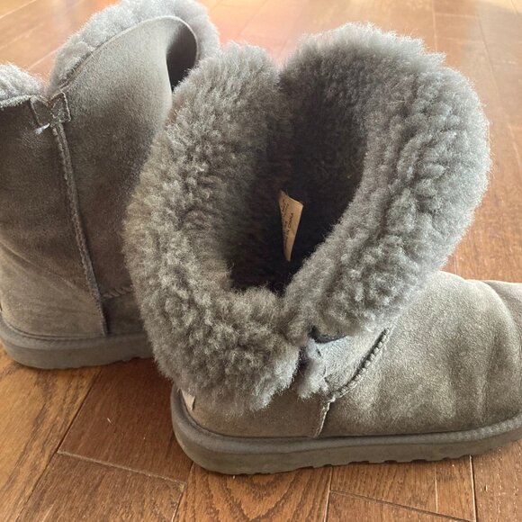 Ugg Australia Bailey Button II Sheepskin Boots Size 8 - Picture 9 of 9